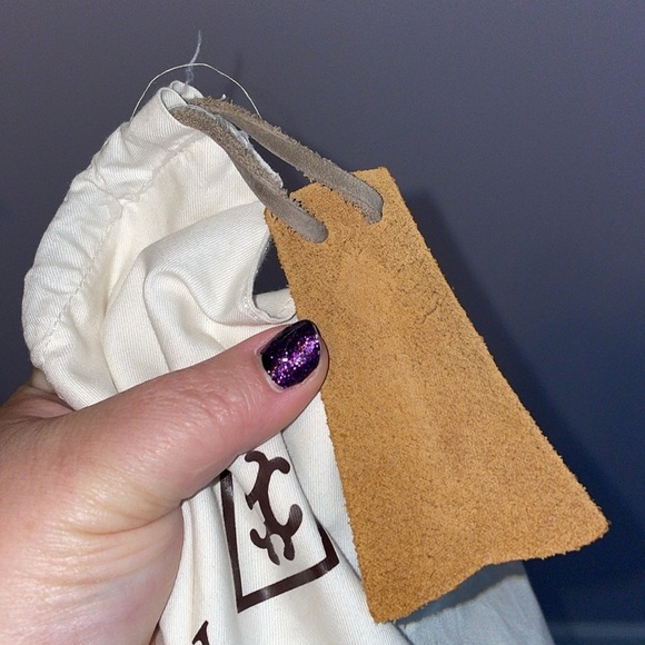 Quoddy Cream Dust Bag With Leather Brand Tag Drawstring Closure - Picture 5 of 12